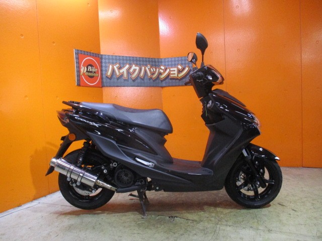 横から見てもこの通り状態グッド！！マフラーまでついてこの価格は本当にお安い！即納可能なシグナスですよ